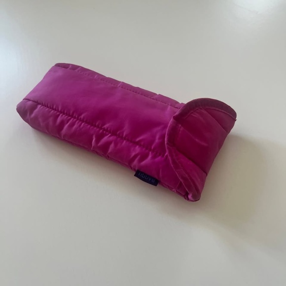 BAGGU Puffy Glasses Sleeve - Extra Pink - Picture 3 of 4